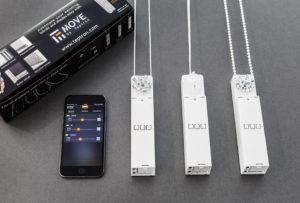 Три двигателя Move белого цвета с Bluetooth и смартфон для управления шторами.